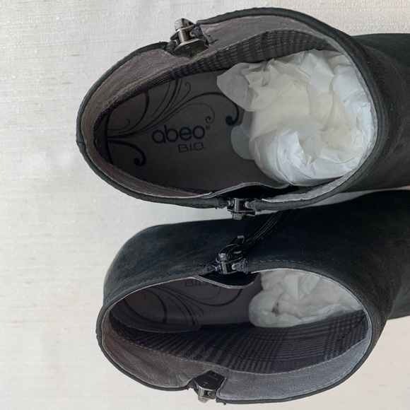 Abeo Rommie Neutral Black Suede Leather Heeled Ankle Booties Woman’s 7N - Picture 10 of 15